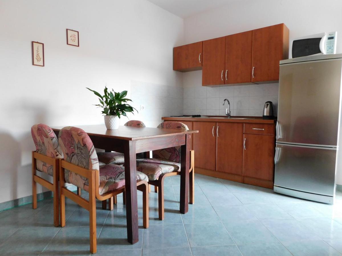 Apartmani Salus Đảo Pag Ngoại thất bức ảnh