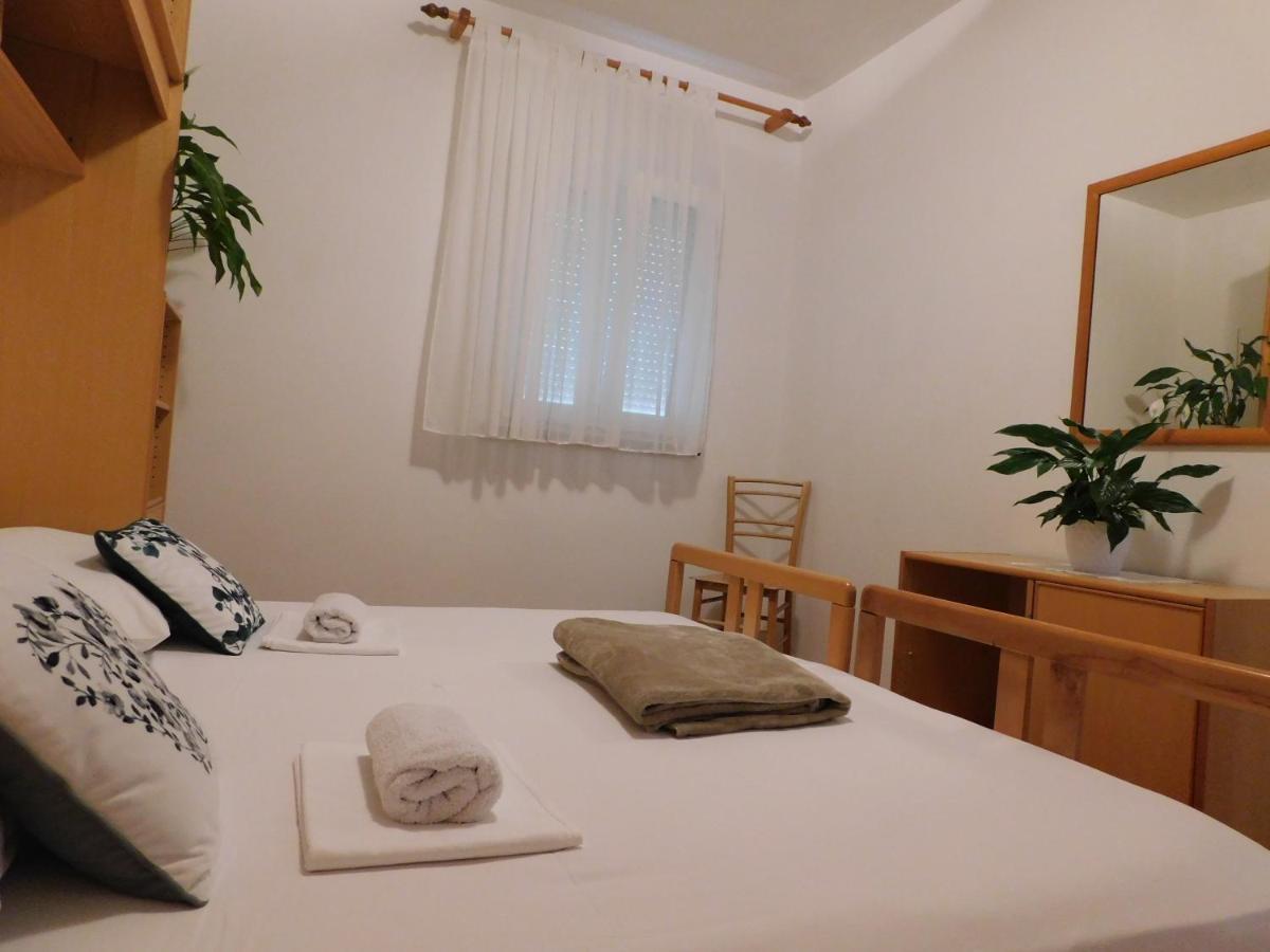 Apartmani Salus Đảo Pag Ngoại thất bức ảnh
